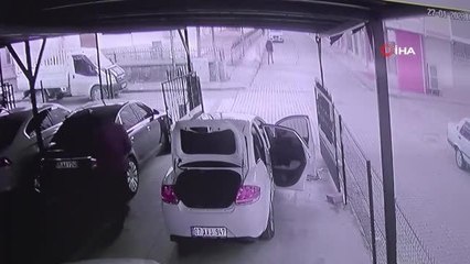 Köpeklerden korkan yaşlı adam böyle kaçtı