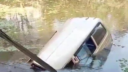 পূর্ব বর্ধমান: চিকিৎসা করাতে এসে বিপত্তি, হাসপাতালের পুকুরে ডুবল চারচাকা গাড়ি