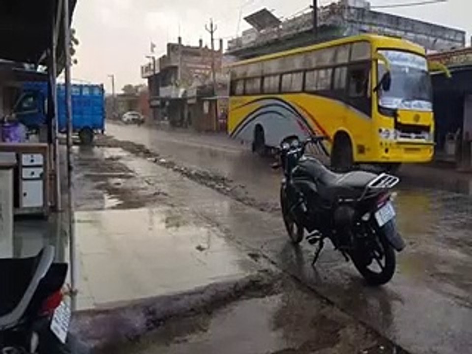 थंडर स्टॉर्म संग हल्की बारिश, डाबी में ओले गिरे