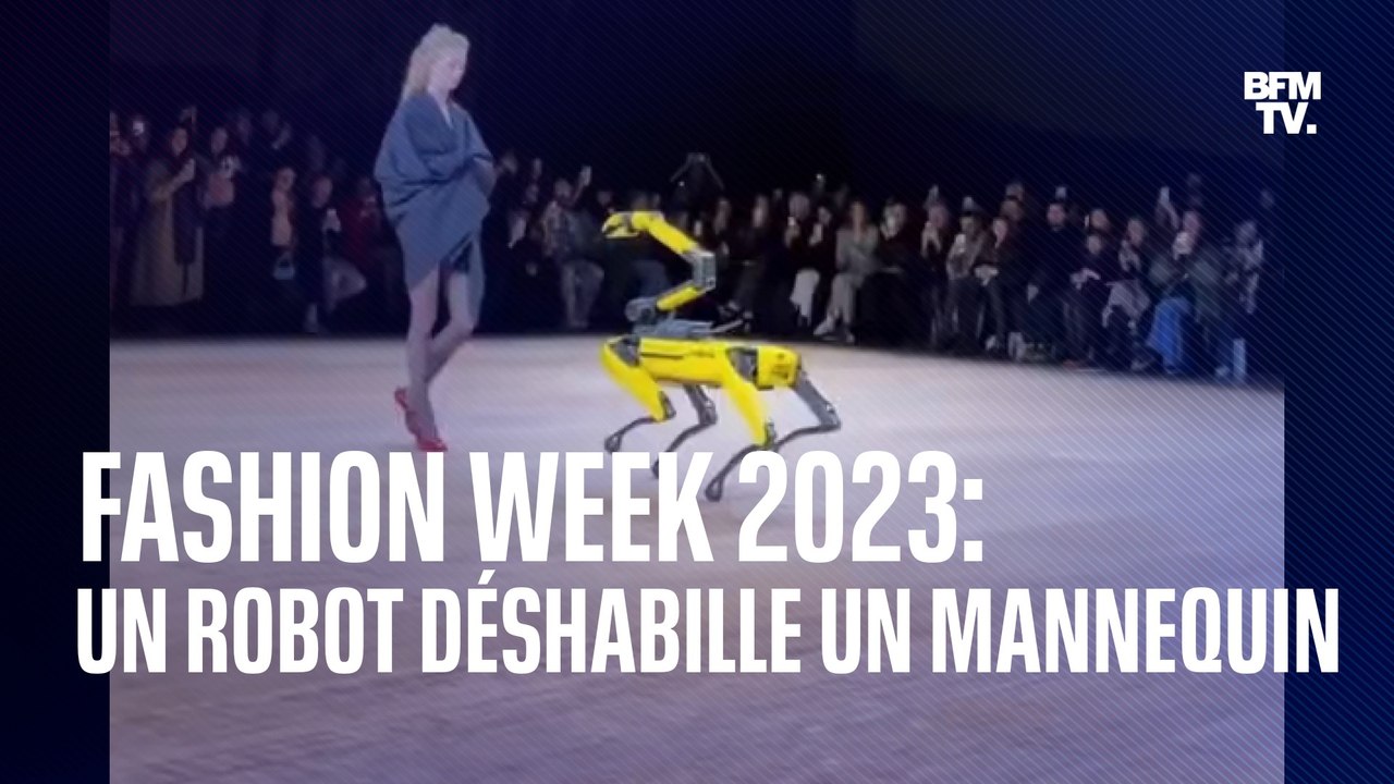 Lors du défilé Coperni à la Fashion Week de Paris, un robot déshabille un mannequin