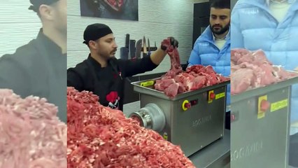 CZN Burak deprem bölgesindeki çocuklar için hamburger yapmaya başladı!