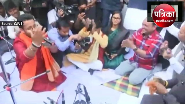 Video : नेता-कार्यकर्ता पड़े फीके जब झूमकर सीएम ने खेली होली