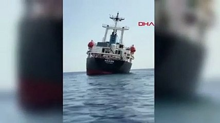 Kereste taşıyan gemi, Antalya Körfezi'nde yan yattı