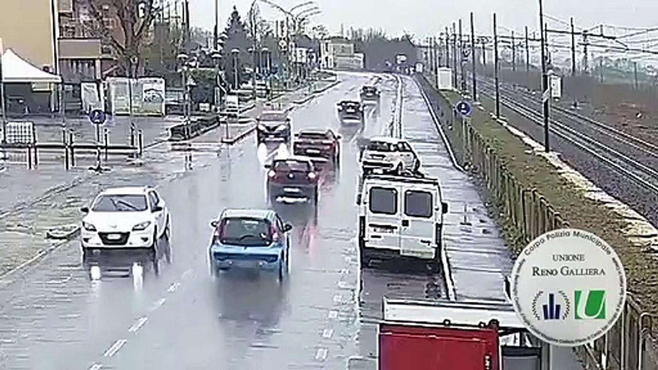 Bologna, ubriaco guida senza una ruota. I vigili: "Guardate quanto è pericoloso guidare da ubriachi"