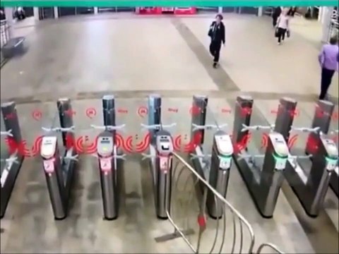 Un homme en colère prend le métro façon gros dur