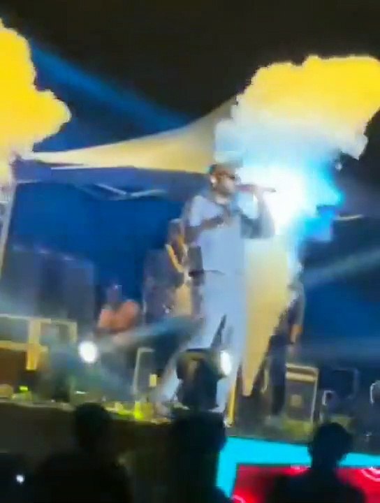 Un rappeur se prend un drone en pleine tête pendant un live