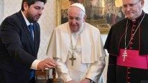 El presidente de la Región de Murcia, Fernando López Miras, ese sábado, durante la audiencia con el Papa Francisco en el Vaticano.