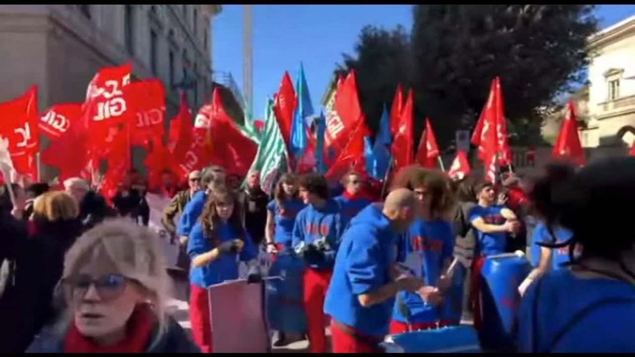 A Firenze corteo per la scuola con Landini, Conte, Schlein