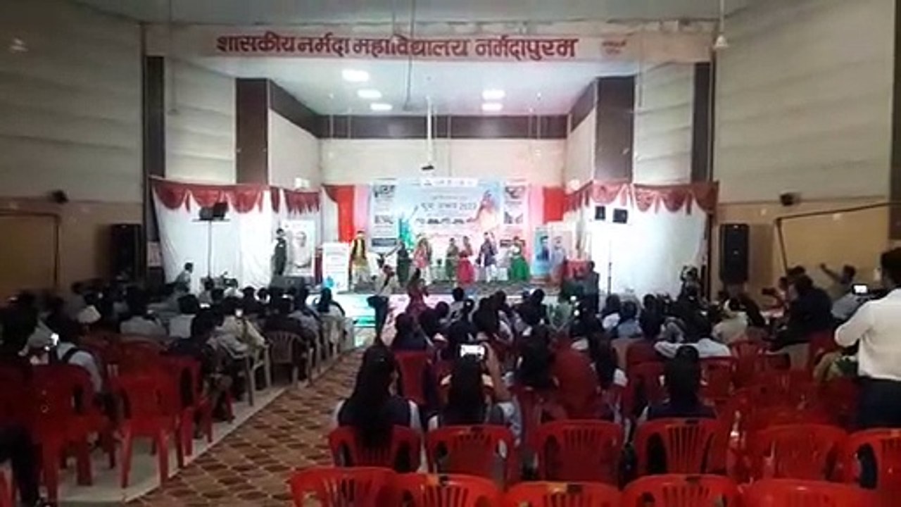 आदिवासी कलाकारों ने दी सांस्कृतिक कार्यक्रमों की प्रस्तुति