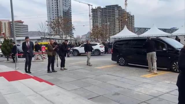 İnşaat İşçisinden Akşener'e Saadet Partisi Genel Merkezi Önünde Tepki: Beş Tane Çocuğum Var Benim. Biz Size Ümit Bağlamıştık. Yazıklar Olsun Size