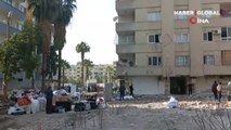 Depremin vurduğu Osmaniye'de vatandaşlar, ölümü göze alıp ağır hasarlı binalardan eşya çıkarıyor