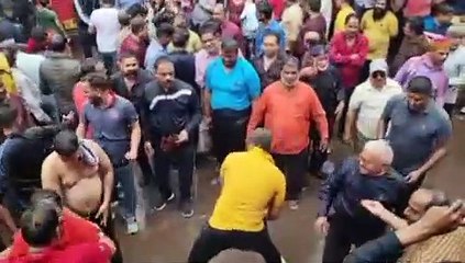 हर्ष-व्यास जाति में प्रेम भरी पानी की टक्कर