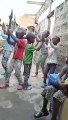 Niños bailando en Nairobi antes de dormir.