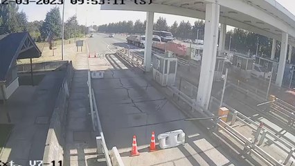 Vídeo: veículo em alta velocidade explode ao atingir pedágio no Chile