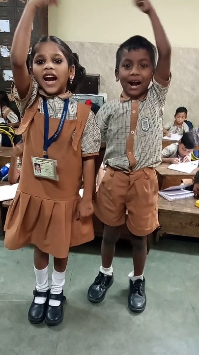 हिंदी बालगीत ऊपर पंखा चलता है