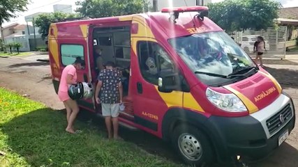 Bola é jogada para o meio da rua e motociclista ao desviar, sofre queda