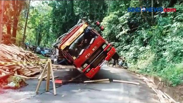 Bahu Jalan Longsor, Truk Muatan Kayu Terguling di Jember