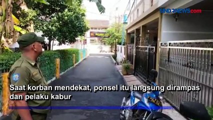 Download Video: Terekam CCTV, Karyawati di Tanjung Priok Jadi Korban Penjambretan