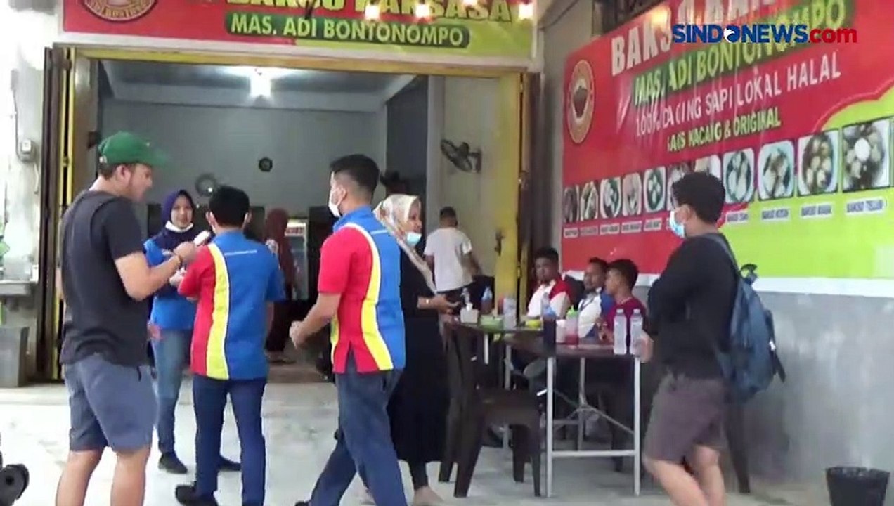 Sensasi Makan Bakso Raksasa di Mamuju