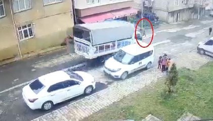 KAMYONETİN ÇARPTIĞI YUSUF EMİR YAŞAMINI YİTİRDİ; KAZA KAMERADA