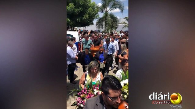 Sob forte comoção e homenagens, multidão dá o último adeus à presidenta da Câmara de Juazeiro do Norte