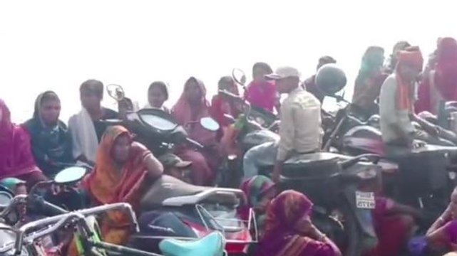 मुंगेर: ओवरलोड नावों पर जान-जोखिम में डालकर सैकड़ों लोग गंगा पार करने को मजबूर