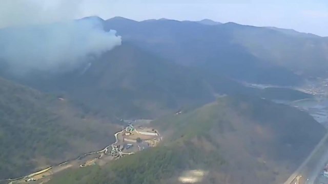 경북 경산서 산불...헬기 6대 투입 진화 중 / YTN