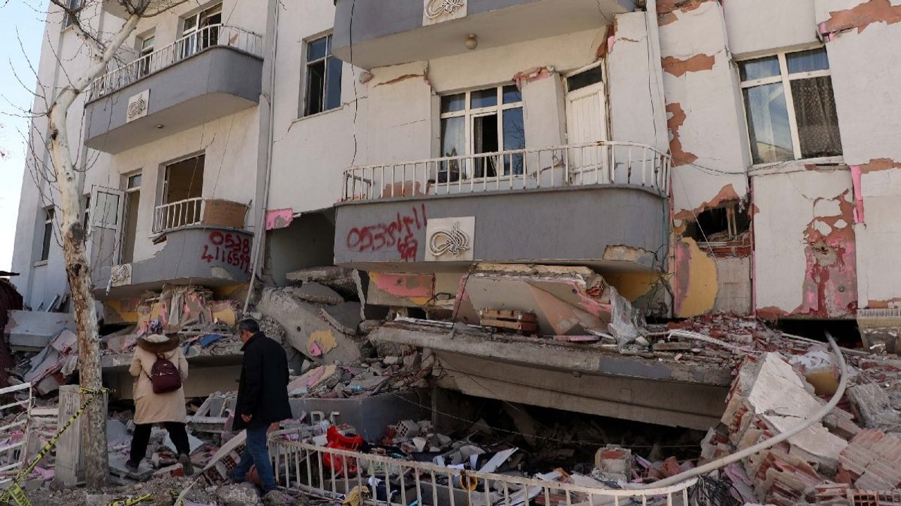 İnternet kablosunu ip gibi kullanarak kurtulmuşlar