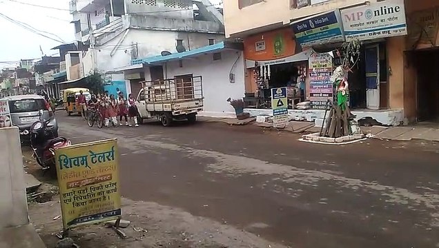 स्कूल की छुट्टी होने डाला रंग गुलाल