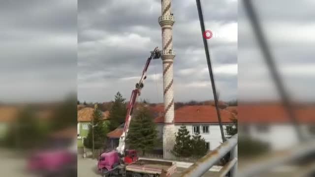 Malatya'da hasarlı cami minaresi kontrollü yıkıldı