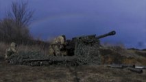 Un arcobaleno su un'unità ucraina che spara contro i russi