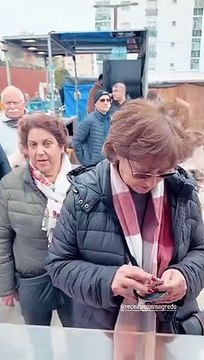 Filas atrás de filas para comprar os doces de marco Costa.