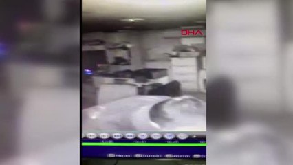 İSTANBUL-BAHÇELİEVLER'DE MAĞAZADAN 23 BİLGİSAYARI ÇALAN ŞÜPHELİLER KAMERADA