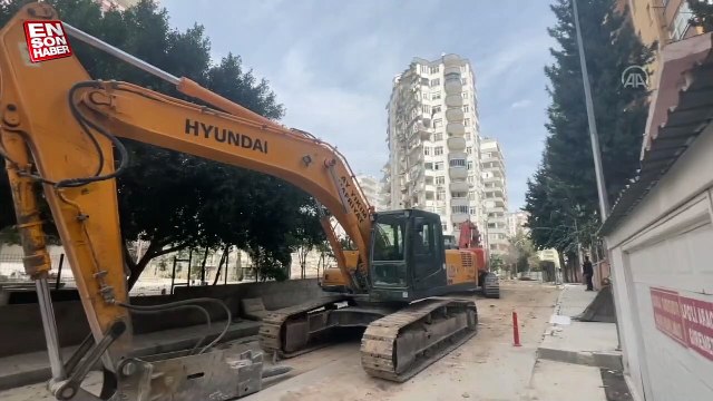 Adana'da depremde hasar gören 14 katlı apartman kontrollü şekilde yıkıldı