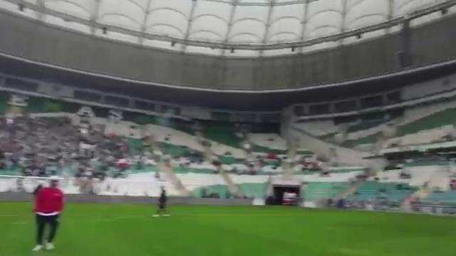 Bursaspor-Amedspor Maçı Öncesi Stadyum Karıştı. Tribünlerde Yeşil Posteri Açıldı, Sahaya Maytap, Bıçak, Kuru Sıkı ve Tüfek Fişekleri Fırlatıldı
