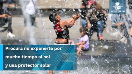 Ante ola de calor, capitalinos se dan chapuzón en Alameda Central