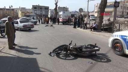 KİLİS'TE, OTOMOBİL İLE ÇARPIŞAN MOTOSİKLETİN SÜRÜCÜSÜ YARALANDI