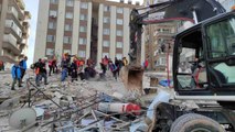 Şanlıurfa'da çöken binada arama kurtarma çalışmaları başlatıldı