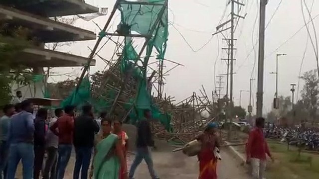 तेज हवा में बिजली की हाइटेंशन लाइन-डीपी पर गिरा निर्माणाधीन भवन का भाड़ा, बड़ी दुर्घटना टली