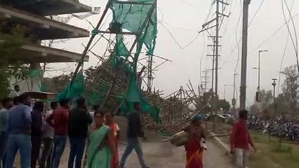 तेज हवा में बिजली की हाइटेंशन लाइन-डीपी पर गिरा निर्माणाधीन भवन का भाड़ा, बड़ी दुर्घटना टली