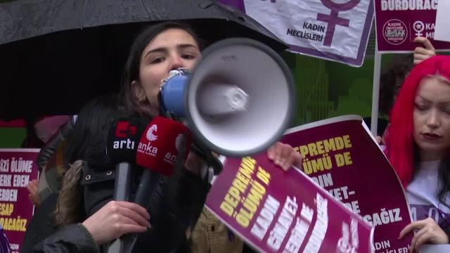Kadınların Açıklamasına Polis Müdahale Etti, Hükümet İstifa Sloganları Atan Kadınlar Gözaltına Alındı