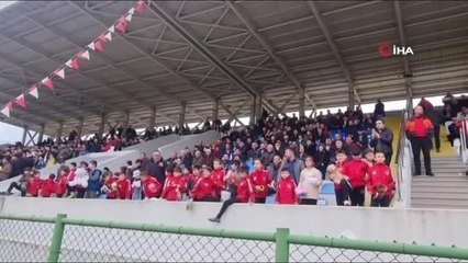 Taraftarlar, depremzede çocuklar için için sahaya oyuncak attı