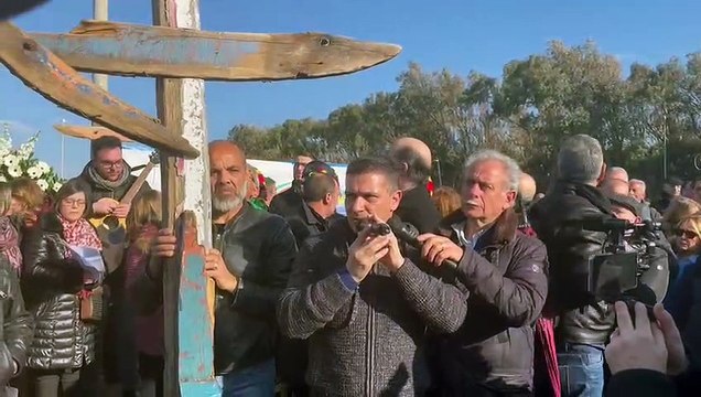 La croce con il legno del barcone alla via crucis sul luogo del cuore naufragio - Video