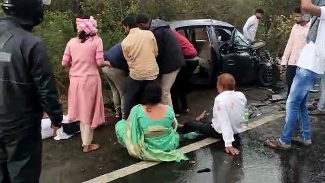 car flew in the collision, the truck fell into the drain, five injured