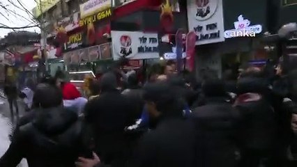 Hükümet istifa sloganı atan kadınlar gözaltına alındı!