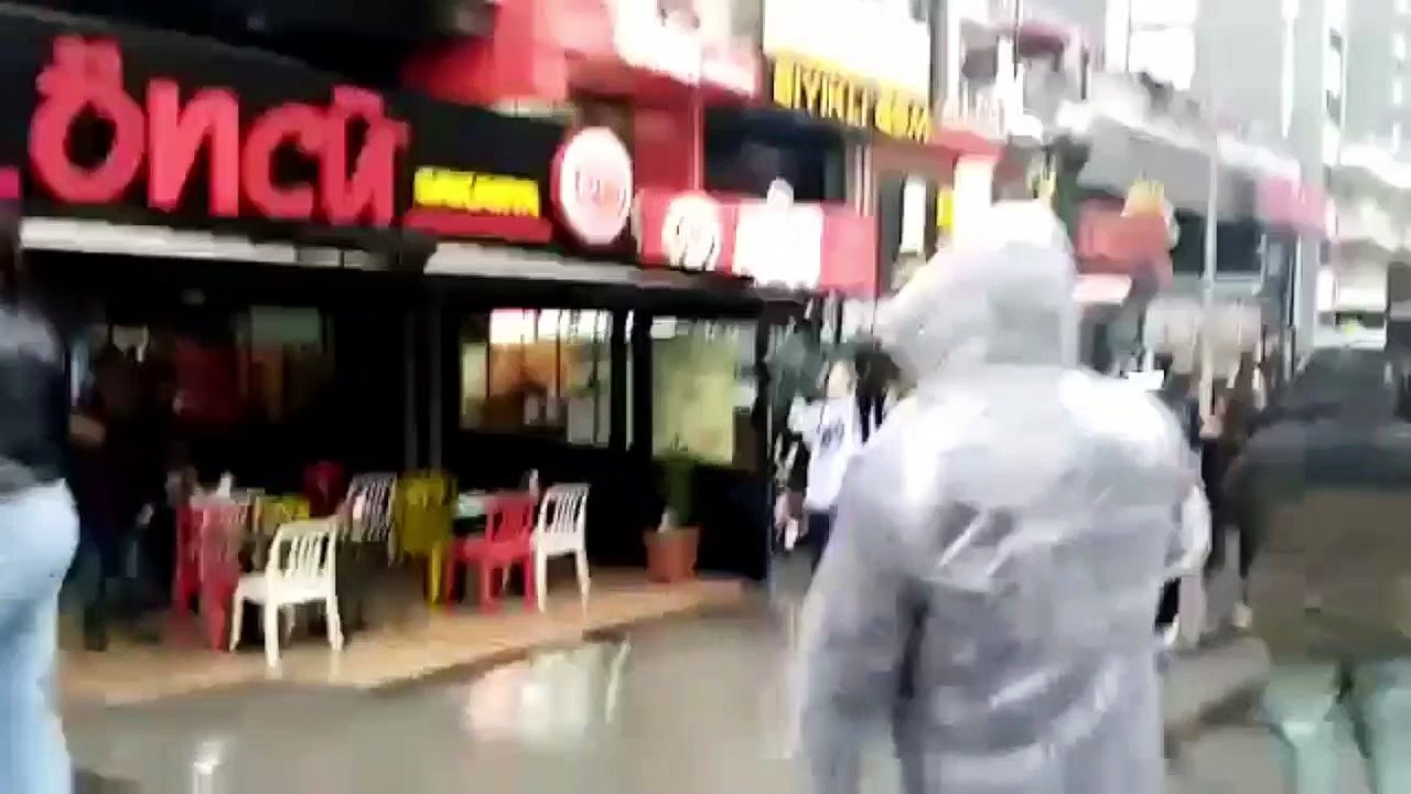 Ankara'da 'Depremde ölümü de kadın cinayetlerini de durduracağız' diyen kadınlara polis müdahale etti
