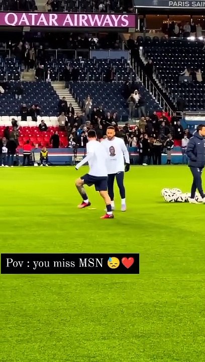 Quand Messi et Neymar s'amuse avant un match du PSG... la balle ne touche jamais le sol