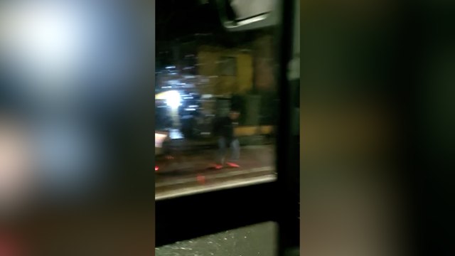 Scandicci, lancia sasso e sfonda il vetro di un autobus