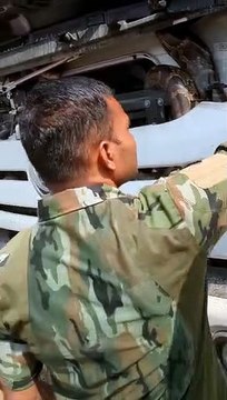 ट्रक के इंजन में फंसा अजगर, दे​​खिए कैसे निकाला, देखें वीडियो