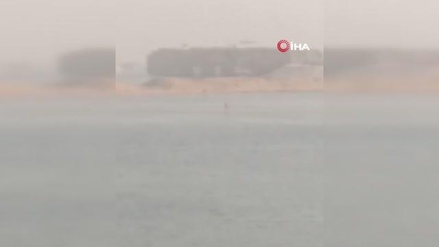 Süveyş Kanalı'nda yük gemisi karaya oturdu